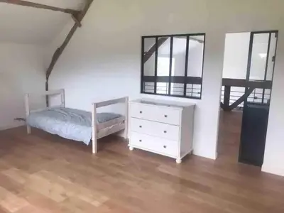 Un ou plusieurs lits dans un hébergement de l'établissement Spacieuse maison de vacances à Saint-Aubin avec 5 chambres
