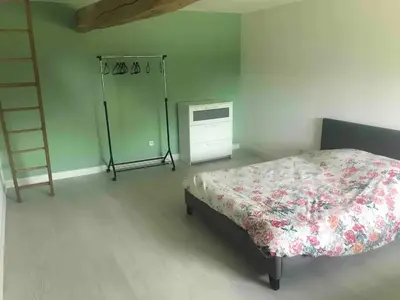 Un ou plusieurs lits dans un hébergement de l'établissement Spacieuse maison de vacances à Saint-Aubin avec 5 chambres