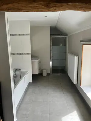 Salle de bains dans l'établissement Spacieuse maison de vacances à Saint-Aubin avec 5 chambres