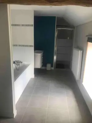 Salle de bains dans l'établissement Spacieuse maison de vacances à Saint-Aubin avec 5 chambres