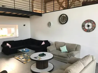 Coin salon dans l'établissement Spacieuse maison de vacances à Saint-Aubin avec 5 chambres