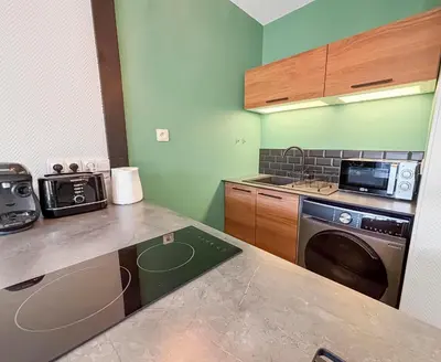 Cuisine ou kitchenette dans l'établissement Studio Wi-Fi et balcon, très bien situé