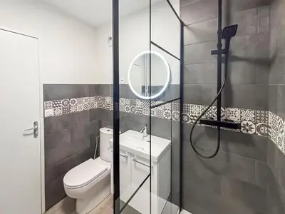 Salle de bains dans l'établissement Studio Wi-Fi et balcon, très bien situé