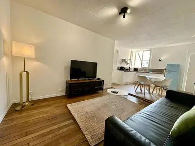 Télévision ou salle de divertissement dans l'établissement Appartement à Reims - Wi-Fi & Netflix