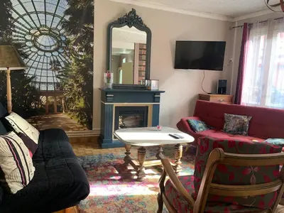 Télévision ou salle de divertissement dans l'établissement Le gîte du familistère -399