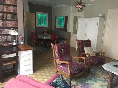 Coin salon dans l'établissement Le gîte du familistère -399