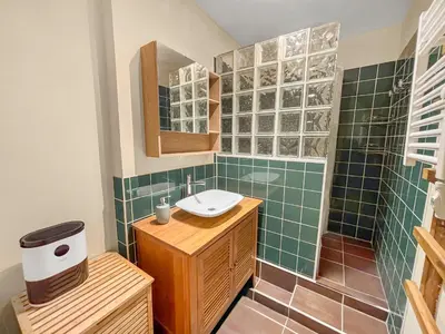 Salle de bains dans l'établissement Spacieux, Wi-Fi ultra rapide et parking privé