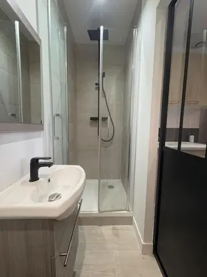Salle de bains dans l'établissement Le 71 - Love Room Cozy - Disney 20min