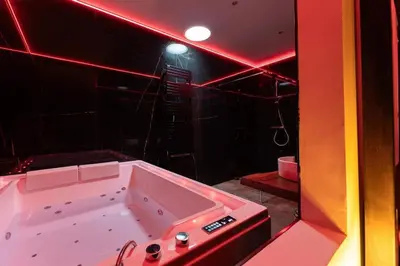Salle de bains dans l'établissement La Royale Room