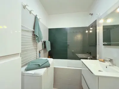Salle de bains dans l'établissement Le Petit Margny - 8mn de la gare, place de parking sécurisée - Your Sweet Loc
