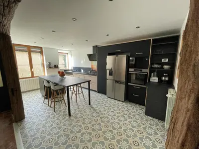 Cuisine ou kitchenette dans l'établissement Gîte grande capacité Fléville,la sérénité de Jeannot