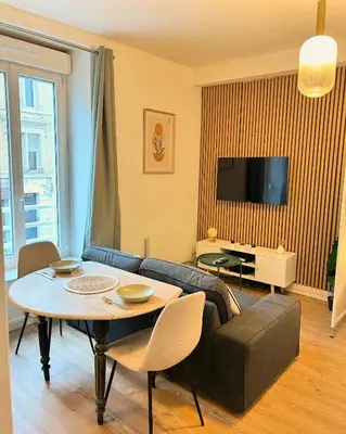 Télévision ou salle de divertissement dans l'établissement Appartement Résidence Lenoir - Centre REIMS