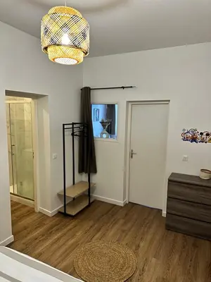 Télévision ou salle de divertissement dans l'établissement Casa Armando, beau F2, 2 places de parking clos, proche Disneyland