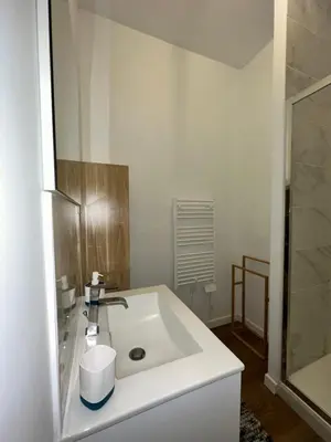 Salle de bains dans l'établissement Casa Armando, beau F2, 2 places de parking clos, proche Disneyland
