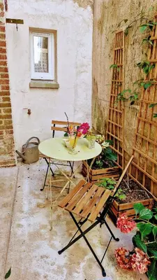 Terrasse ou espace extérieur de l'établissement Gîte indépendant et intimiste dans une Maison d'artistes, 3 min de la Ferté-sous-Jouarre, 42 min de Paris TER, 35 min de Disney, 10 min de l'A4