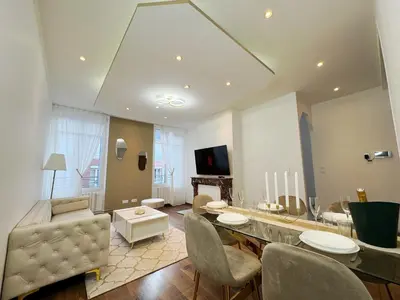 Télévision ou salle de divertissement dans l'établissement Champagne Haven Elegant Stay in City Center