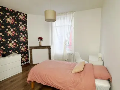 Un ou plusieurs lits dans un hébergement de l'établissement Champagne Haven Elegant Stay in City Center