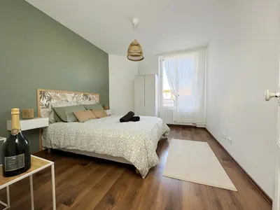 Un ou plusieurs lits dans un hébergement de l'établissement Champagne Haven Elegant Stay in City Center