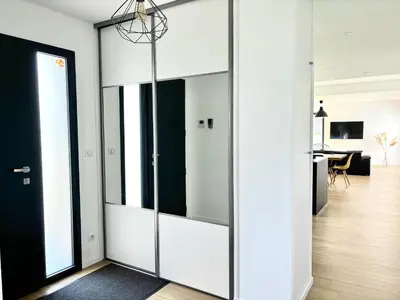 Télévision ou salle de divertissement dans l'établissement Maison contemporaine