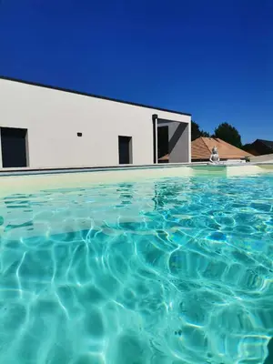 Piscine de l'établissement Maison contemporaine ou située à proximité