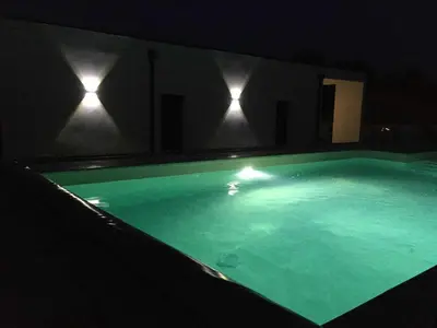 Piscine de l'établissement Maison contemporaine ou située à proximité