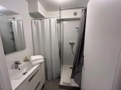 Salle de bains dans l'établissement Duplex urbain spacieux à Compiègne