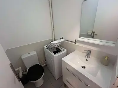 Salle de bains dans l'établissement Duplex urbain spacieux à Compiègne