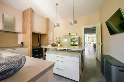 Cuisine ou kitchenette dans l'établissement L'Artbanne - Maison Gaïa