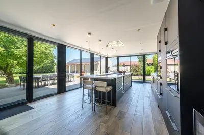 Cuisine ou kitchenette dans l'établissement L'Artbanne - Maison Hestia