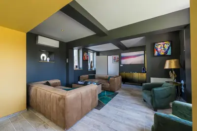 Coin salon dans l'établissement L'Artbanne - Maison Hestia