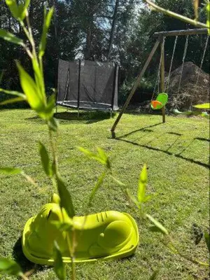 Jardin de l'établissement La maison d'Aurore et Patrice - jacuzzi couvert et jardin privés