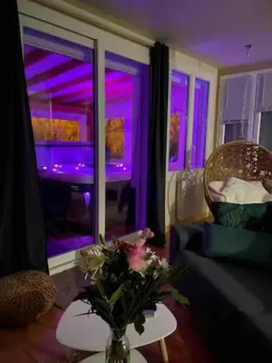 Coin salon dans l'établissement La maison d'Aurore et Patrice - jacuzzi couvert et jardin privés