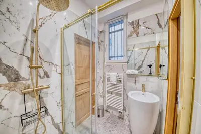 Salle de bains dans l'établissement L'étape Champenoise