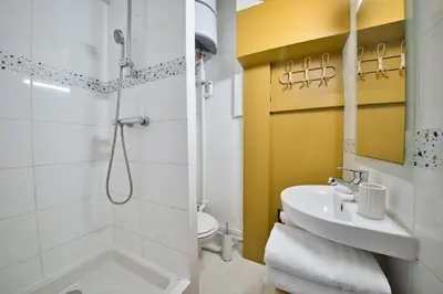 Salle de bains dans l'établissement Le Coquebert - Studio