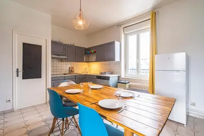 Cuisine ou kitchenette dans l'établissement Grand appartement Reims gare centre 4 chambres