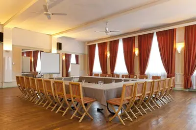 Espace de conférence ou salle de réunion dans l'établissement Logis Le Cheval Rouge