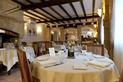Restaurant ou autre lieu de restauration dans l'établissement Logis Le Cheval Rouge