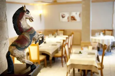 Restaurant ou autre lieu de restauration dans l'établissement Logis Le Cheval Rouge
