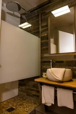 Salle de bains dans l'établissement Logis Le Cheval Rouge