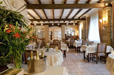 Restaurant ou autre lieu de restauration dans l'établissement Logis Le Cheval Rouge