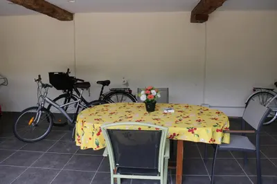 Vélo sur le terrain de l'établissement Le Lido ou dans les environs