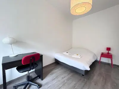 Un ou plusieurs lits dans un hébergement de l'établissement Super 5 chambres avec 4 SDB près du centre et gare