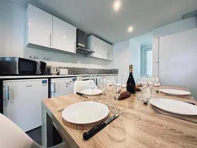 Cuisine ou kitchenette dans l'établissement Super 5 chambres avec 4 SDB près du centre et gare