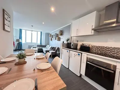Cuisine ou kitchenette dans l'établissement Super 5 chambres avec 4 SDB près du centre et gare