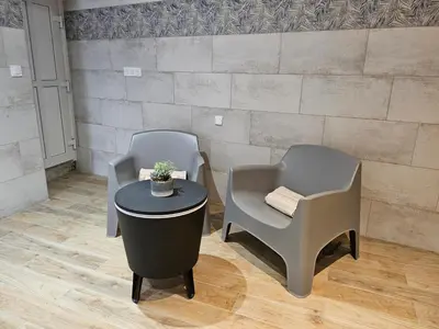 Coin salon dans l'établissement Chez Mamie Café