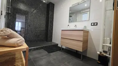 Salle de bains dans l'établissement LÉchappée ZAisne jacuzzi et sauna