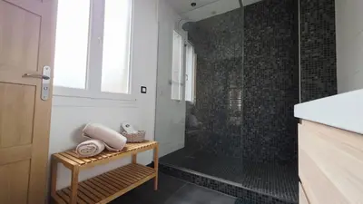 Salle de bains dans l'établissement LÉchappée ZAisne jacuzzi et sauna