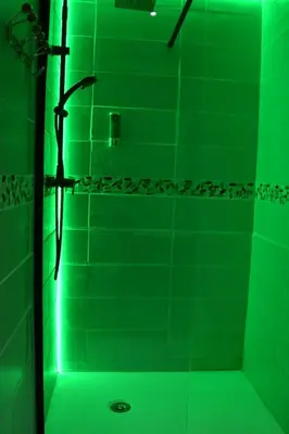 Salle de bains dans l'établissement LOVEROOM avec JACCUZI Villa Les Pins