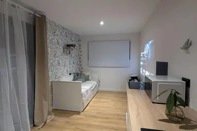 Télévision ou salle de divertissement dans l'établissement Jupiter Tiny House