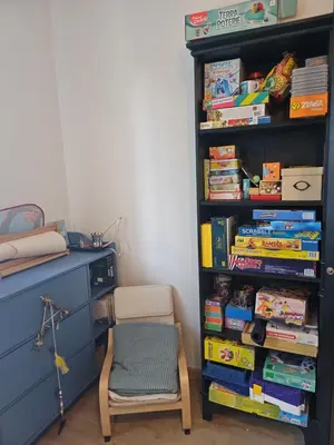 Bibliothèque dans la maison de vacances